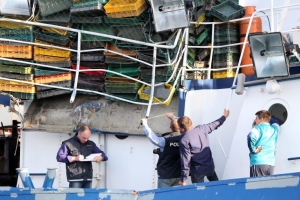 Rijeka, 9. svibnja 2011. - djelatnici Lučke kapetanije Rijeka nakon pomorske nesreće započeli su obavljati očevid kako bi točno utvrdili nastala oštećenja na ribarici (Foto: Nel Pavletić/Pixsell)